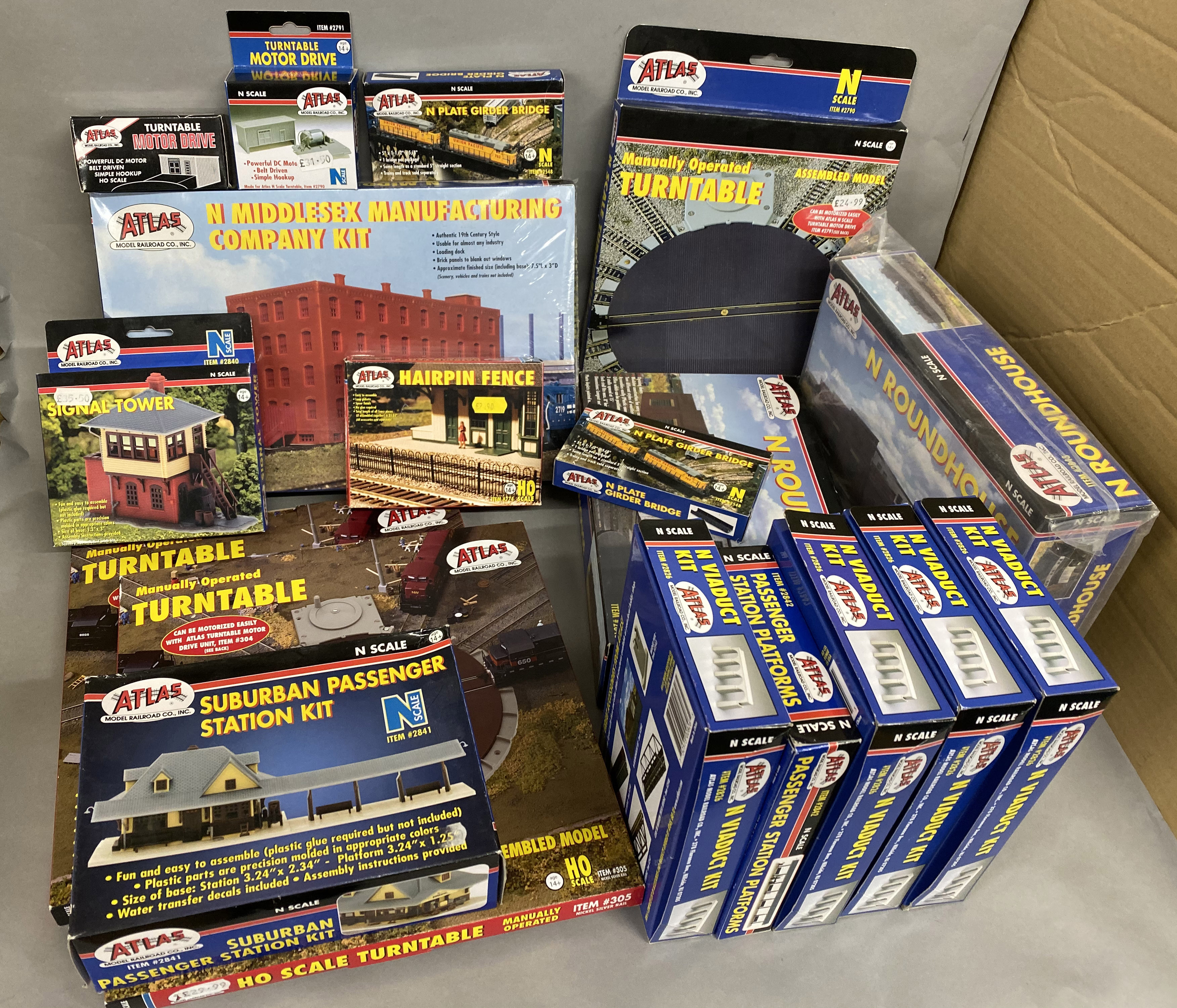 Ex-Shop Stock 18 Accessory sets by Atlas for N and HO gauge which includes; Turntables, Viaducts,