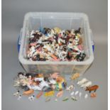 A good quantity of plastic farmyard and zoo animals (1).