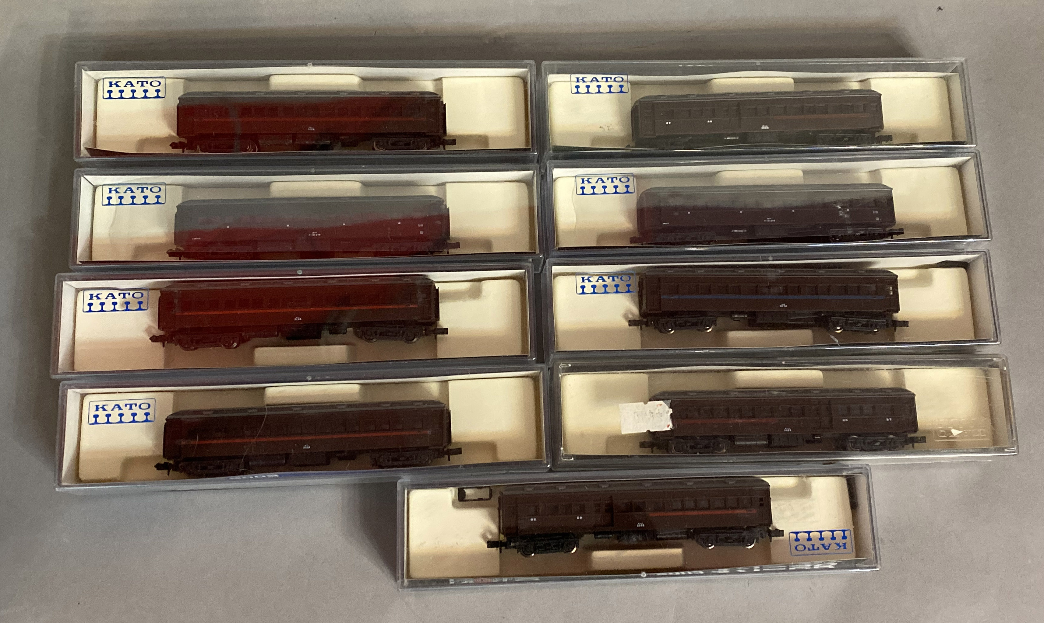 Ex-Shop Stock N gauge KATO rolling stock coaches (9)