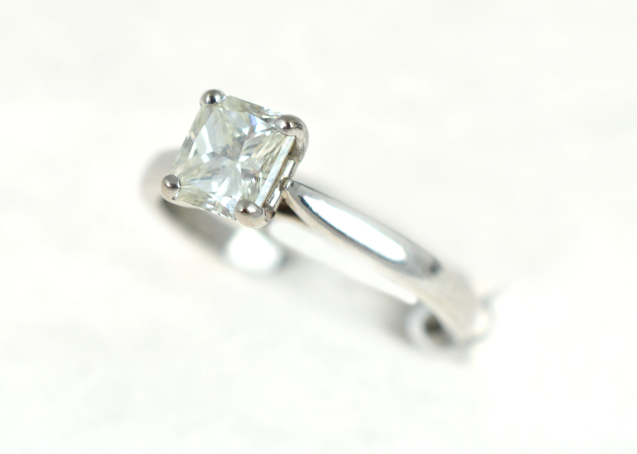 PLEASE NOTE DESCRIPTION CHANGE - 1.02cts - An 18ct H/M white gold diamond solitaire ring, the single - Image 2 of 3