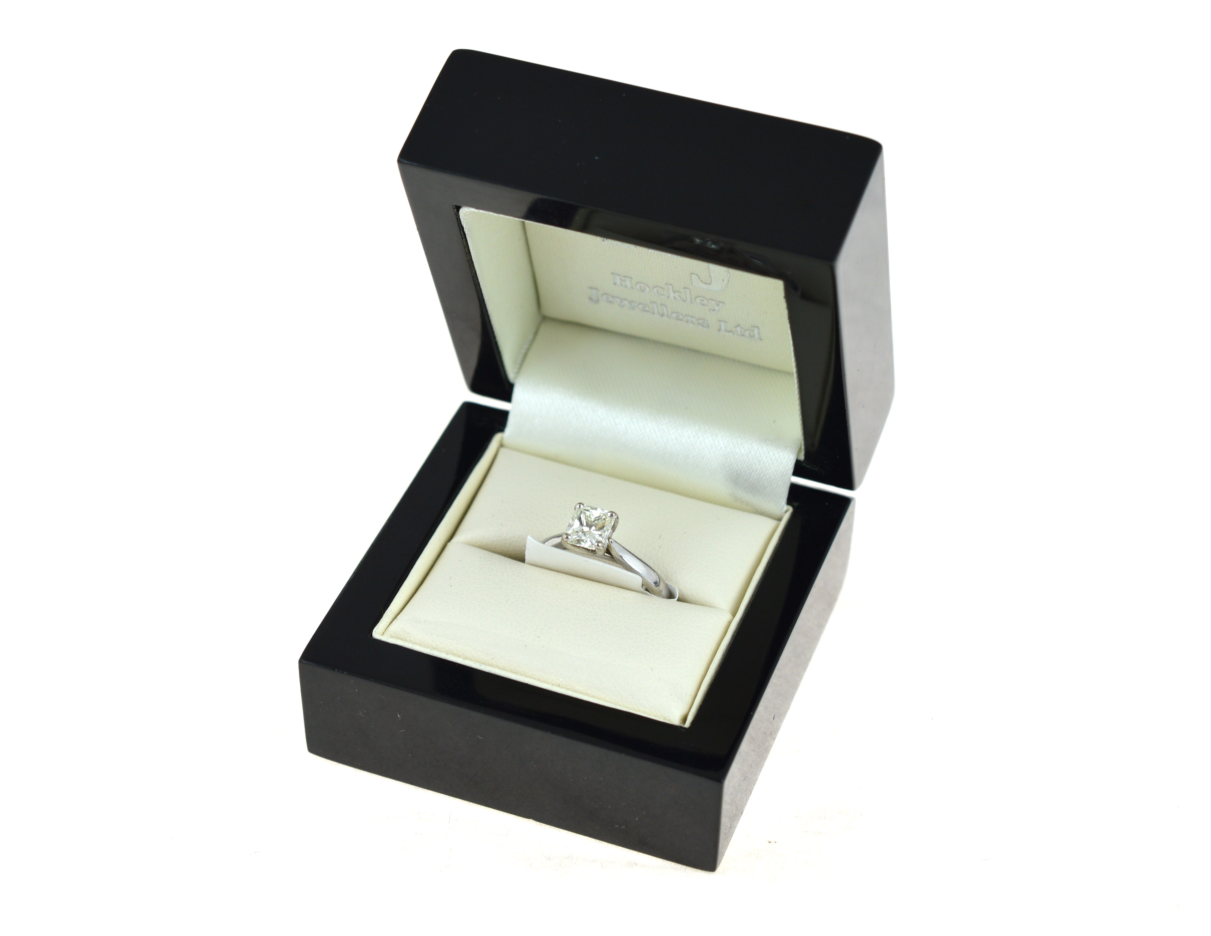 PLEASE NOTE DESCRIPTION CHANGE - 1.02cts - An 18ct H/M white gold diamond solitaire ring, the single - Image 3 of 3