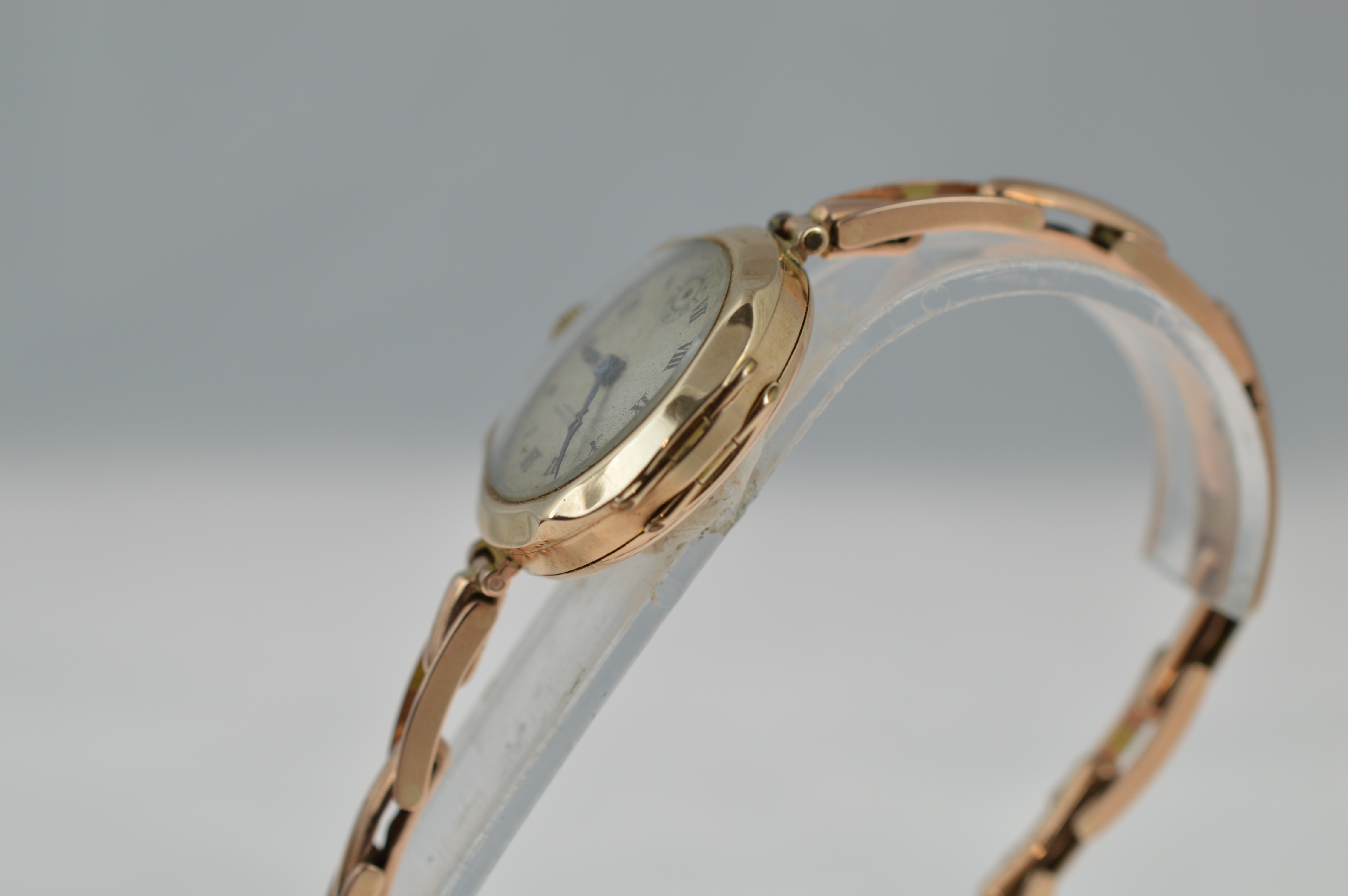 J.W BENSON - A ladies 9ct mechanical J.W Benson wristwatch, import H/M Glasgow 1926, movement marked - Image 4 of 6