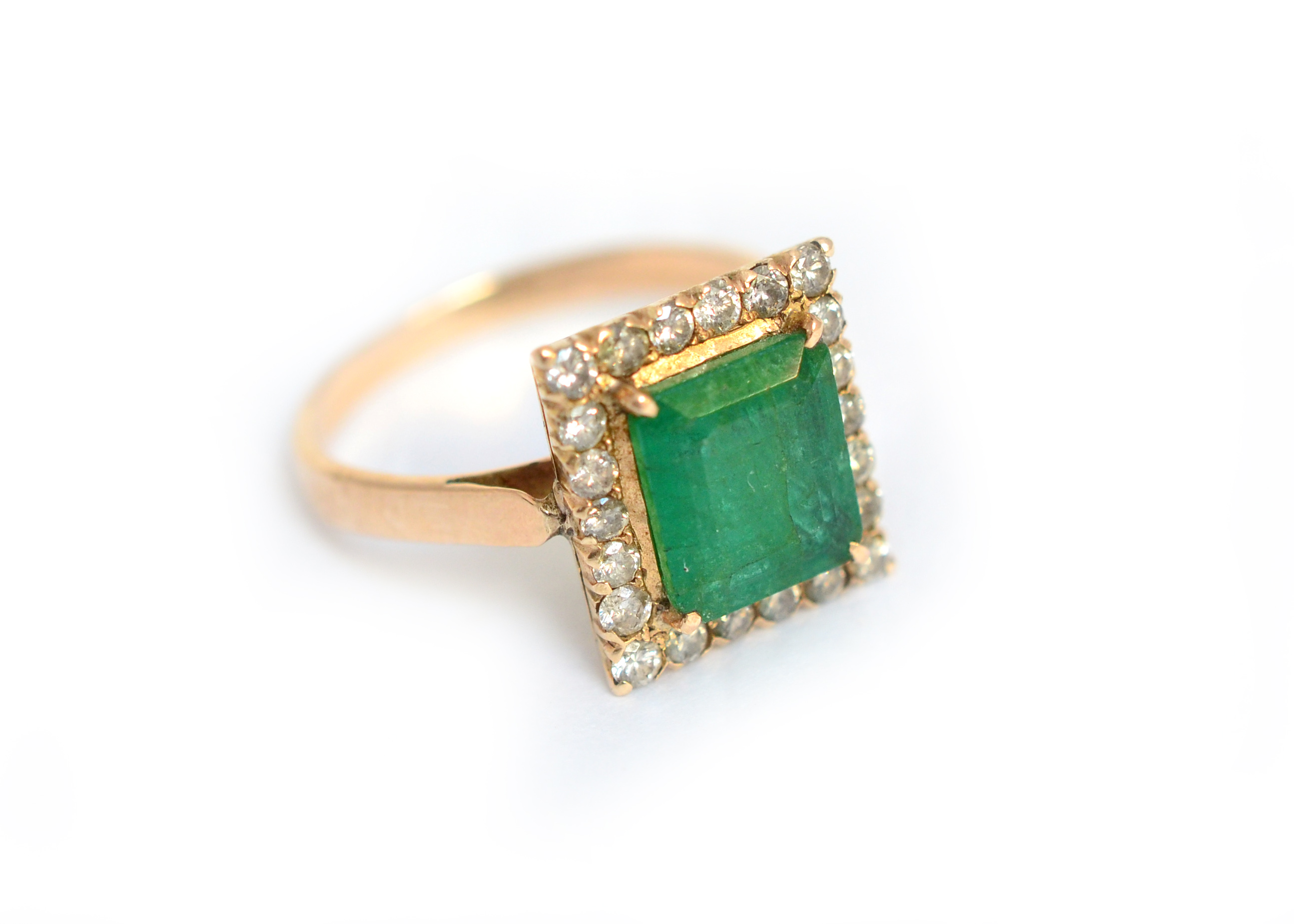 An emerald & diamond cluster ring, tested to approx 14ct, emerald measures approx 8.7mm x 7.6mm ( - Image 2 of 2