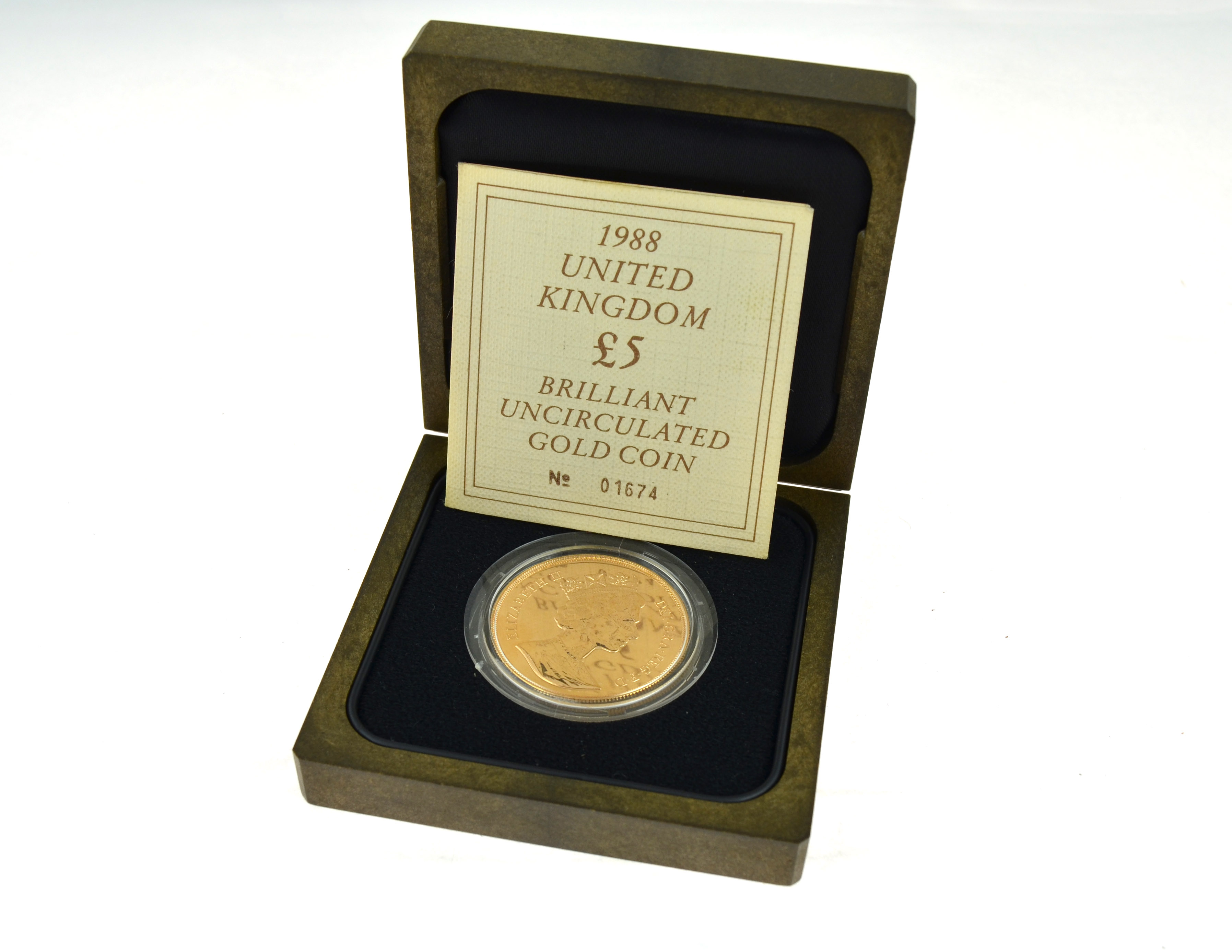 ROYAL MINT - A £5 22ct gold uncirculated Royal Mint coin in original fitted box & certificated, no