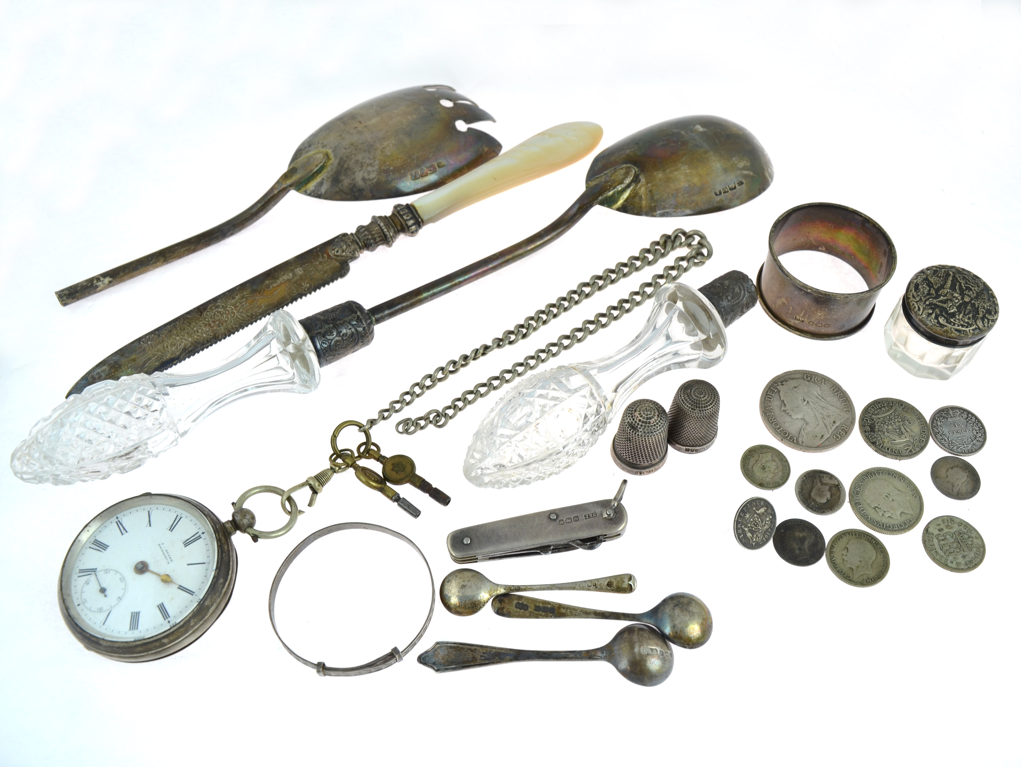 A boxed quantity of assorted silver to include a salad spoon, pen knife, napkin ring, key wind