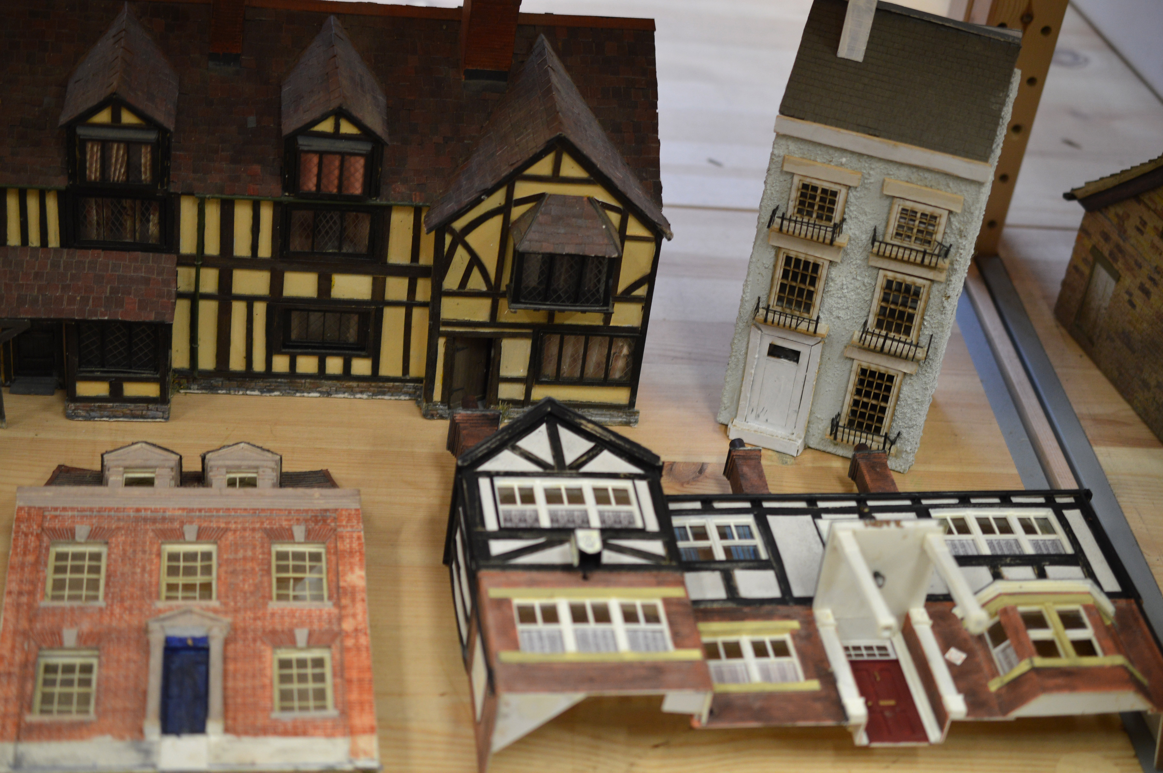 OO Gauge. 24 Trackside Buildings, mostly shops and houses, including Public Houses, Newsagent, - Image 7 of 10