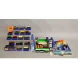 OO Gauge. A very good selection of Hornby Dublo items, many being boxed, including an EDL18 Standard