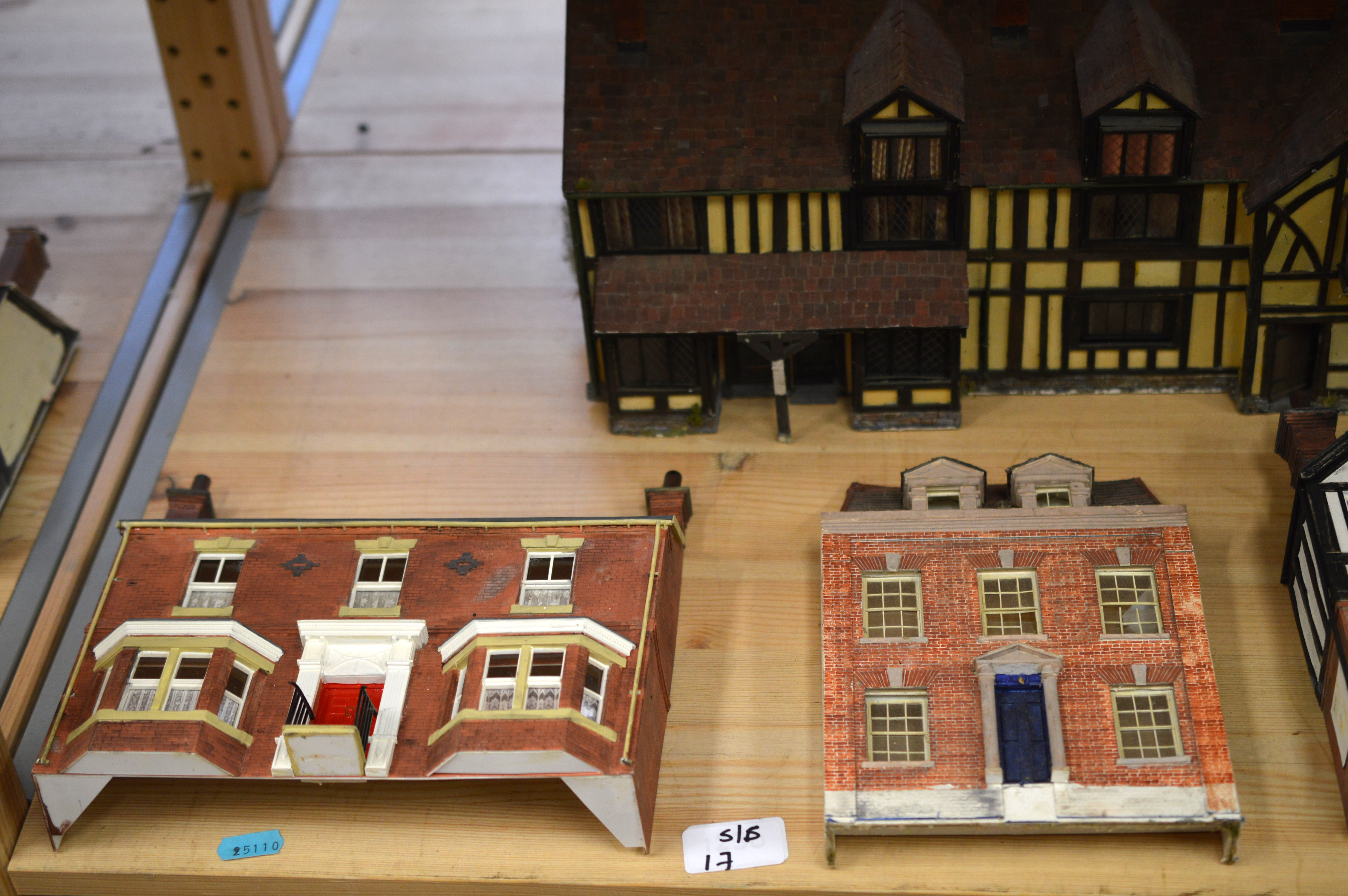OO Gauge. 24 Trackside Buildings, mostly shops and houses, including Public Houses, Newsagent, - Image 6 of 10