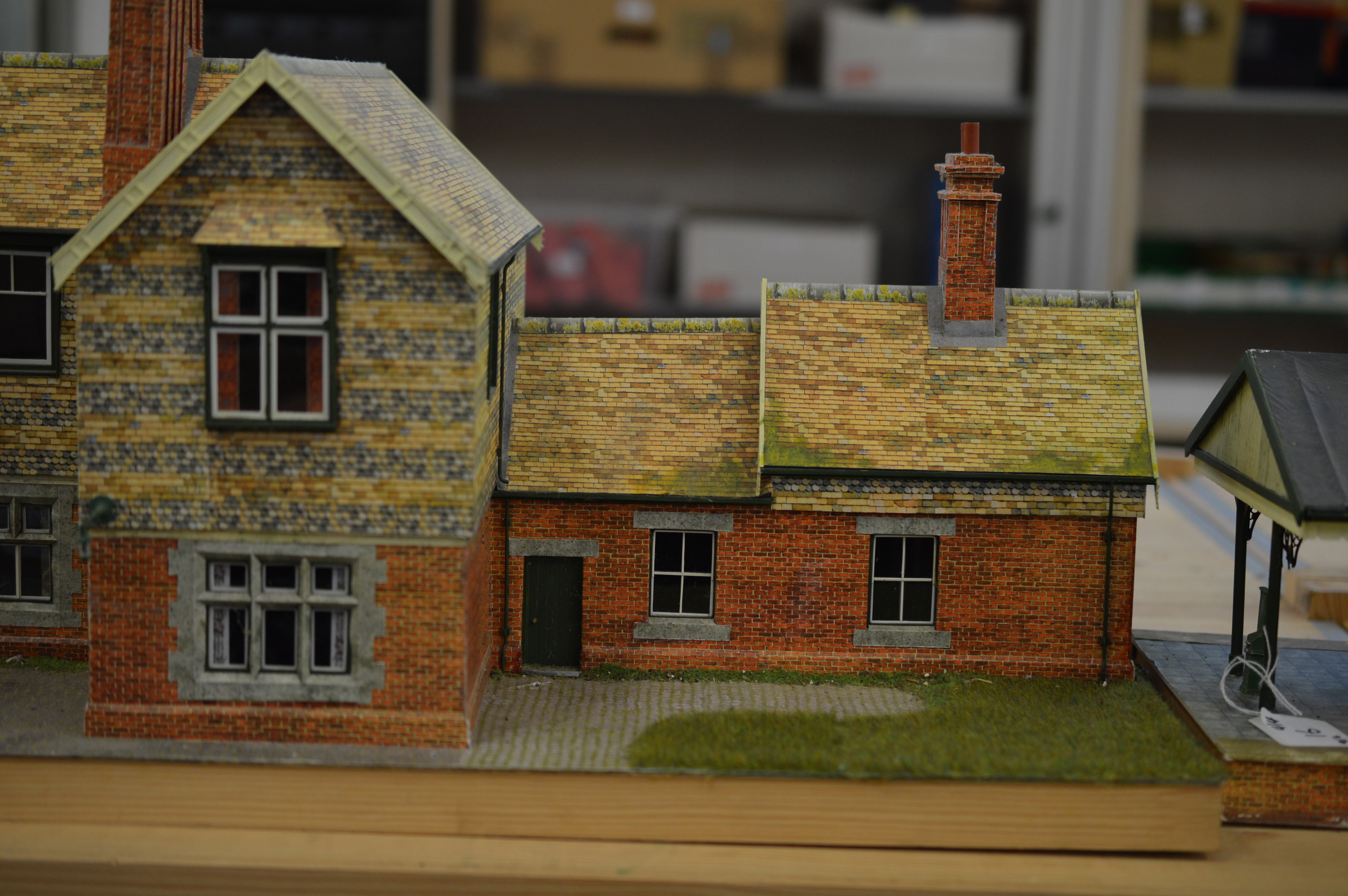 O Gauge. An impressive Station Building together with two Platforms and six ramps, of mostly - Image 11 of 14