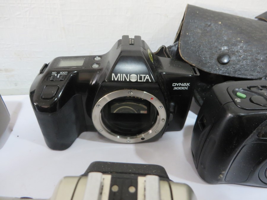 A collection of various cameras including Kodak, Canon, Brownie, Praktica, Pentax etc - Image 18 of 20