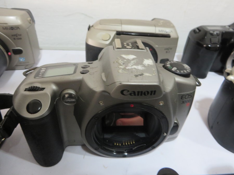 A collection of various cameras including Kodak, Canon, Brownie, Praktica, Pentax etc - Image 13 of 20