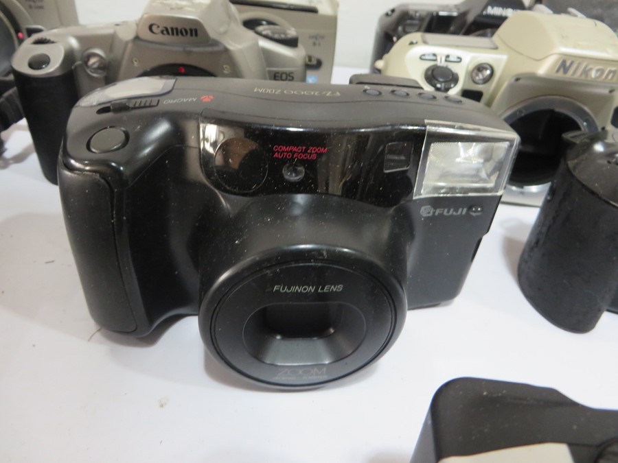A collection of various cameras including Kodak, Canon, Brownie, Praktica, Pentax etc - Image 11 of 20