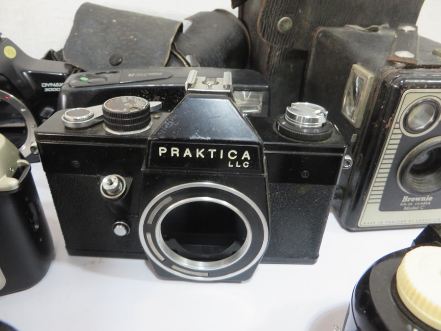 A collection of various cameras including Kodak, Canon, Brownie, Praktica, Pentax etc - Image 15 of 20