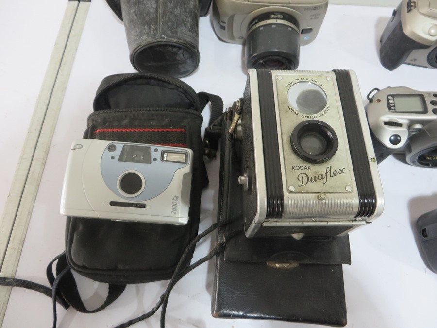 A collection of various cameras including Kodak, Canon, Brownie, Praktica, Pentax etc - Image 12 of 20