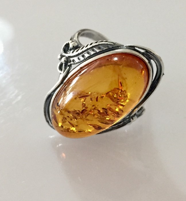 Silver ring with a large amber stone - Image 2 of 3