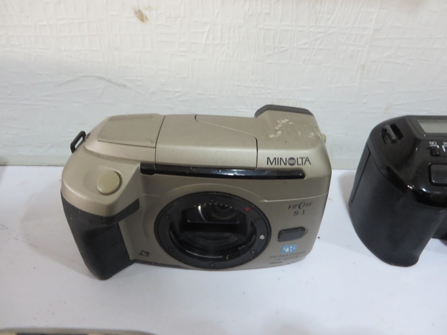 A collection of various cameras including Kodak, Canon, Brownie, Praktica, Pentax etc - Image 19 of 20
