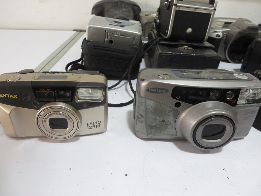 A collection of various cameras including Kodak, Canon, Brownie, Praktica, Pentax etc - Image 2 of 20