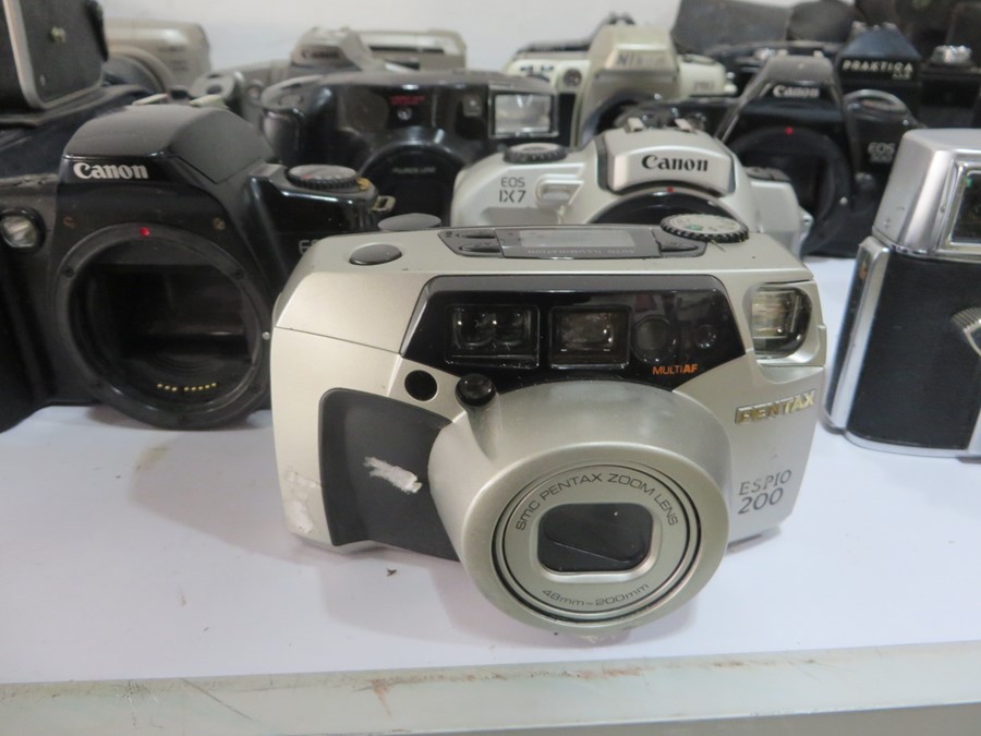 A collection of various cameras including Kodak, Canon, Brownie, Praktica, Pentax etc - Image 4 of 20
