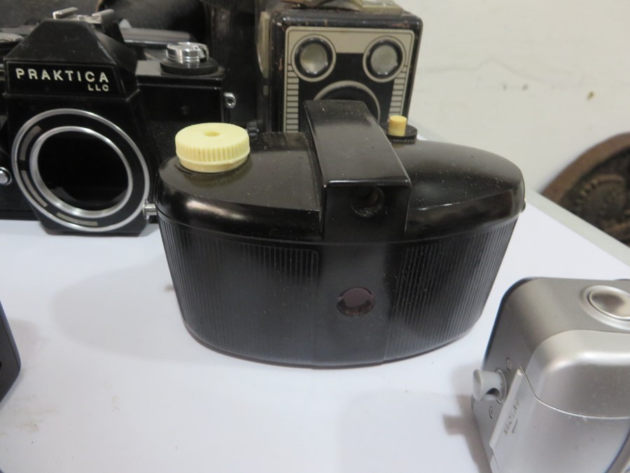A collection of various cameras including Kodak, Canon, Brownie, Praktica, Pentax etc - Image 9 of 20
