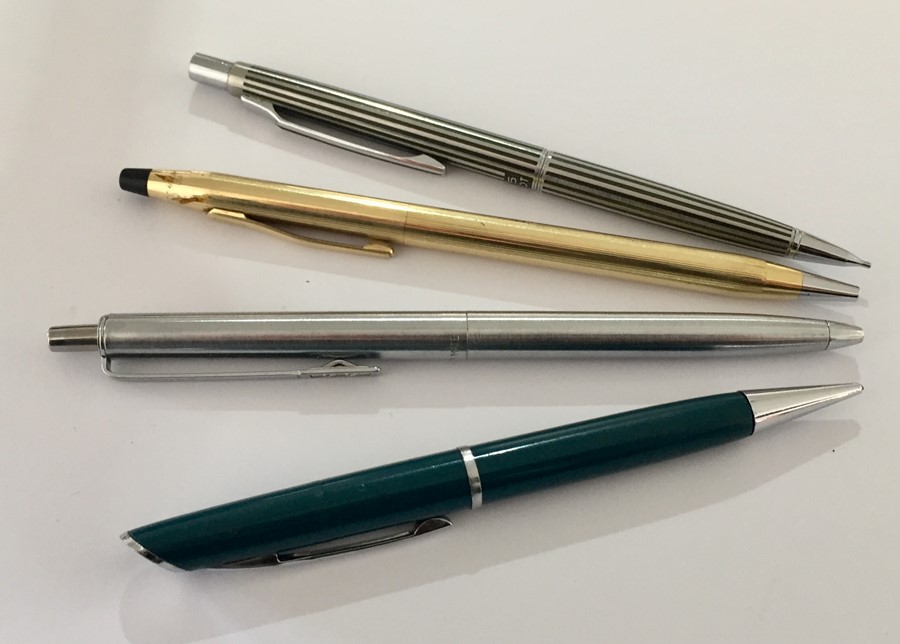 A collection of various pens and propelling pencils. - Image 4 of 4