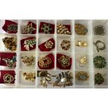 A quantity of various brooches.