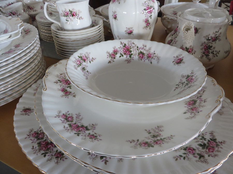 A comprehensive Royal Albert "Lavender Rose" dinner, tea and coffee set etc.- approx. 150 pieces - Image 22 of 23