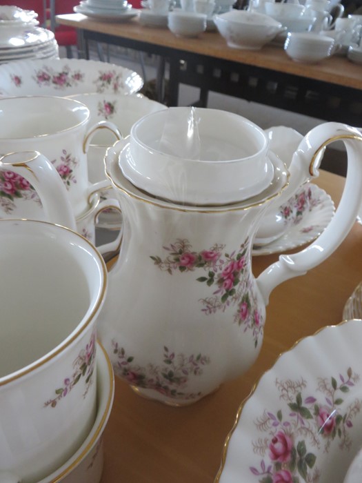 A comprehensive Royal Albert "Lavender Rose" dinner, tea and coffee set etc.- approx. 150 pieces - Image 17 of 23