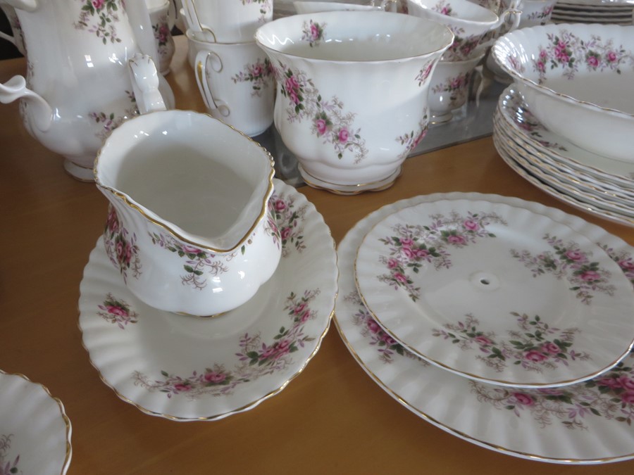 A comprehensive Royal Albert "Lavender Rose" dinner, tea and coffee set etc.- approx. 150 pieces - Image 19 of 23