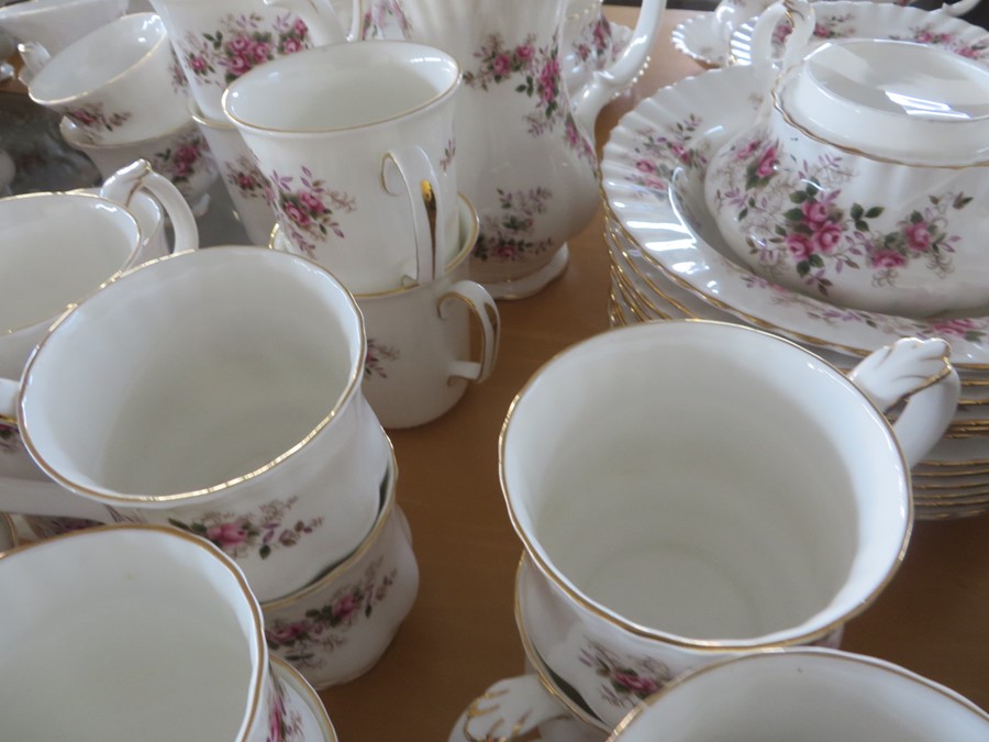 A comprehensive Royal Albert "Lavender Rose" dinner, tea and coffee set etc.- approx. 150 pieces - Image 6 of 23