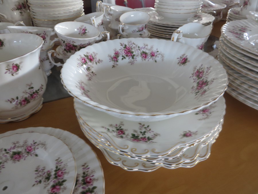 A comprehensive Royal Albert "Lavender Rose" dinner, tea and coffee set etc.- approx. 150 pieces - Image 20 of 23