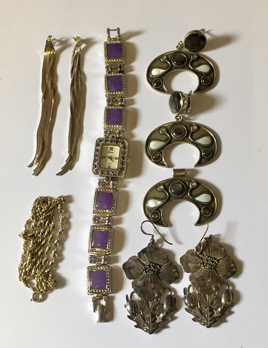 A collection of silver jewellery.