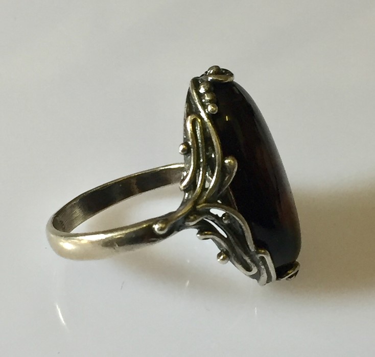 A silver ring with dark amber stone - Image 3 of 3