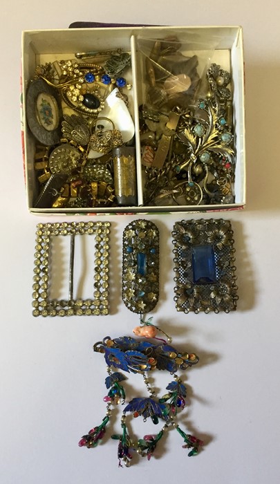 A collection of costume jewellery