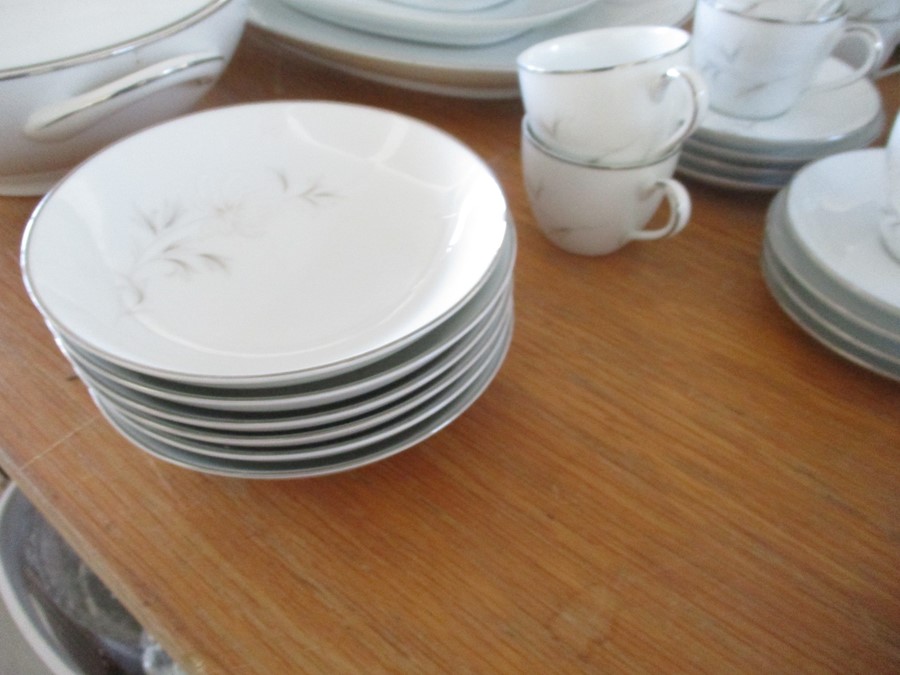 A large Noritake dinner and tea service "Rowena" - Image 4 of 9
