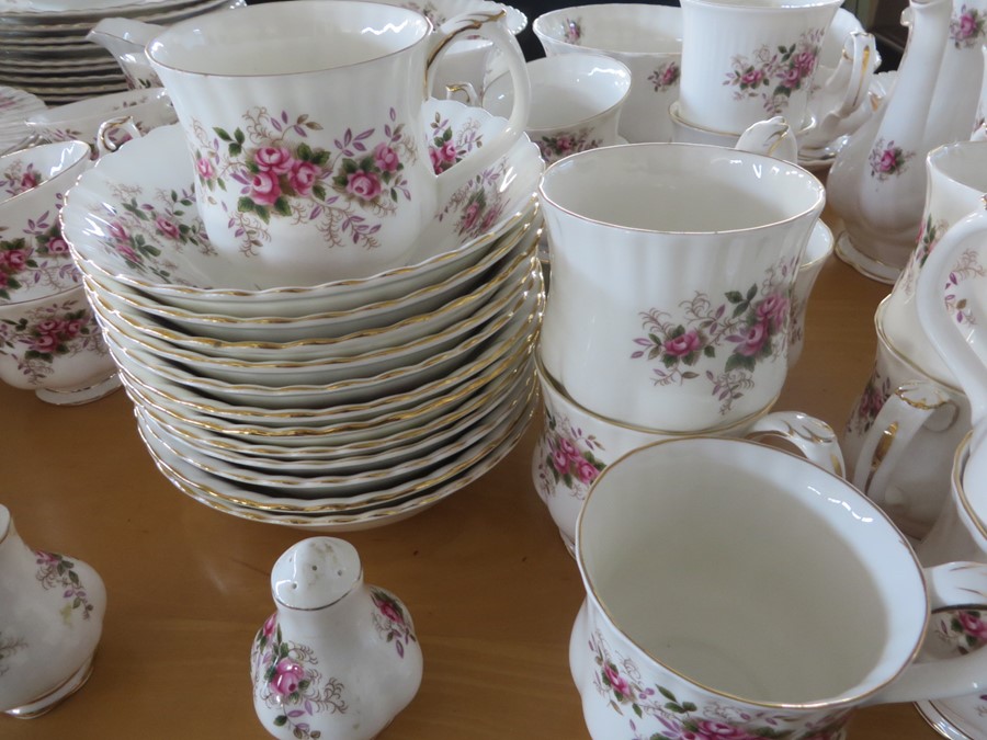 A comprehensive Royal Albert "Lavender Rose" dinner, tea and coffee set etc.- approx. 150 pieces - Image 7 of 23