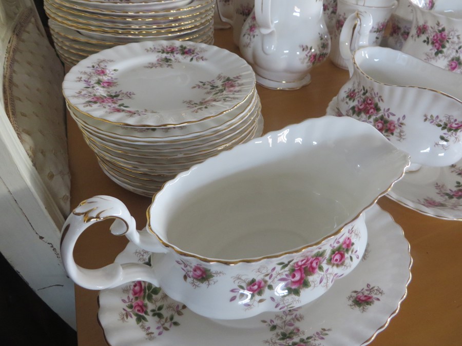 A comprehensive Royal Albert "Lavender Rose" dinner, tea and coffee set etc.- approx. 150 pieces - Image 18 of 23