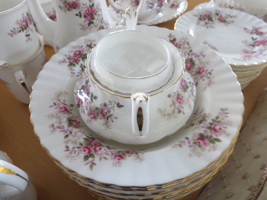 A comprehensive Royal Albert "Lavender Rose" dinner, tea and coffee set etc.- approx. 150 pieces - Image 3 of 23