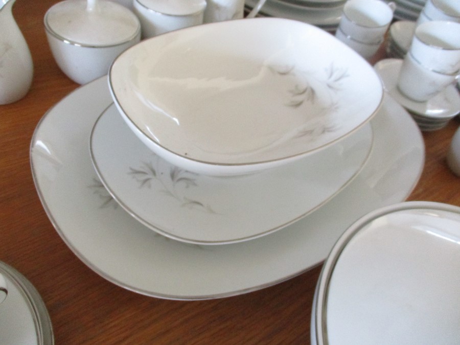 A large Noritake dinner and tea service "Rowena" - Image 8 of 9