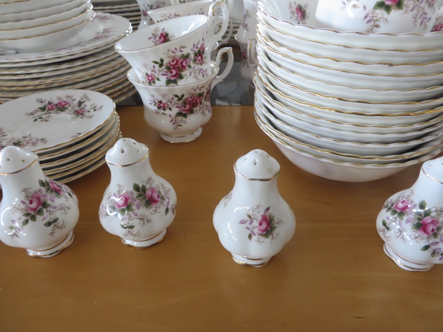 A comprehensive Royal Albert "Lavender Rose" dinner, tea and coffee set etc.- approx. 150 pieces - Image 9 of 23