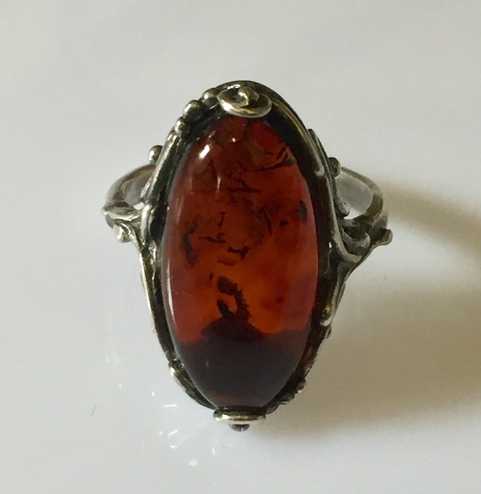 A silver ring with dark amber stone - Image 2 of 3