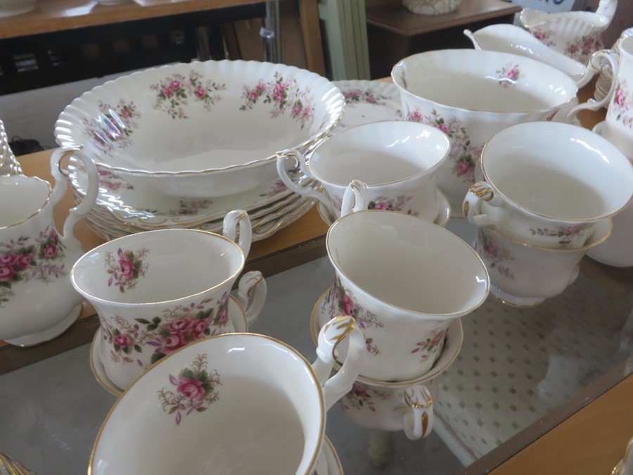 A comprehensive Royal Albert "Lavender Rose" dinner, tea and coffee set etc.- approx. 150 pieces - Image 15 of 23
