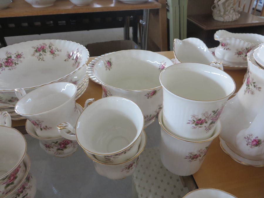 A comprehensive Royal Albert "Lavender Rose" dinner, tea and coffee set etc.- approx. 150 pieces - Image 16 of 23