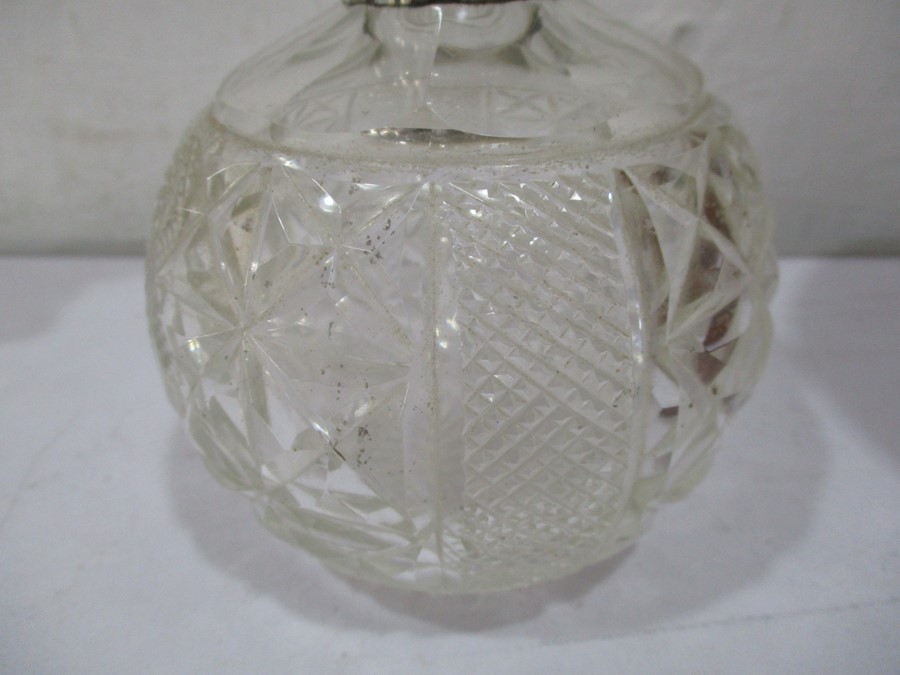 A silver topped scent bottle (London 1915) along with one other with silver collar (London 1919) - Image 4 of 6