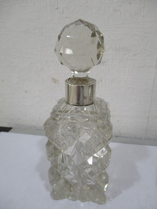 A silver topped scent bottle (London 1915) along with one other with silver collar (London 1919) - Image 5 of 6