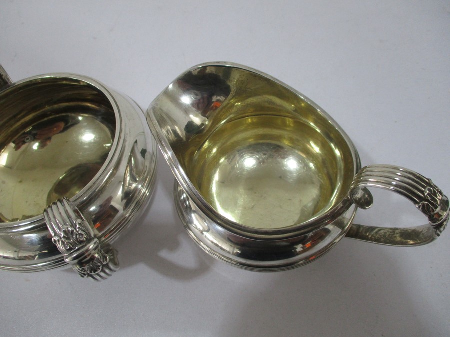 A hallmarked silver cream jug and sugar bowl, London 1895/1896, total weight 409g - Image 6 of 7
