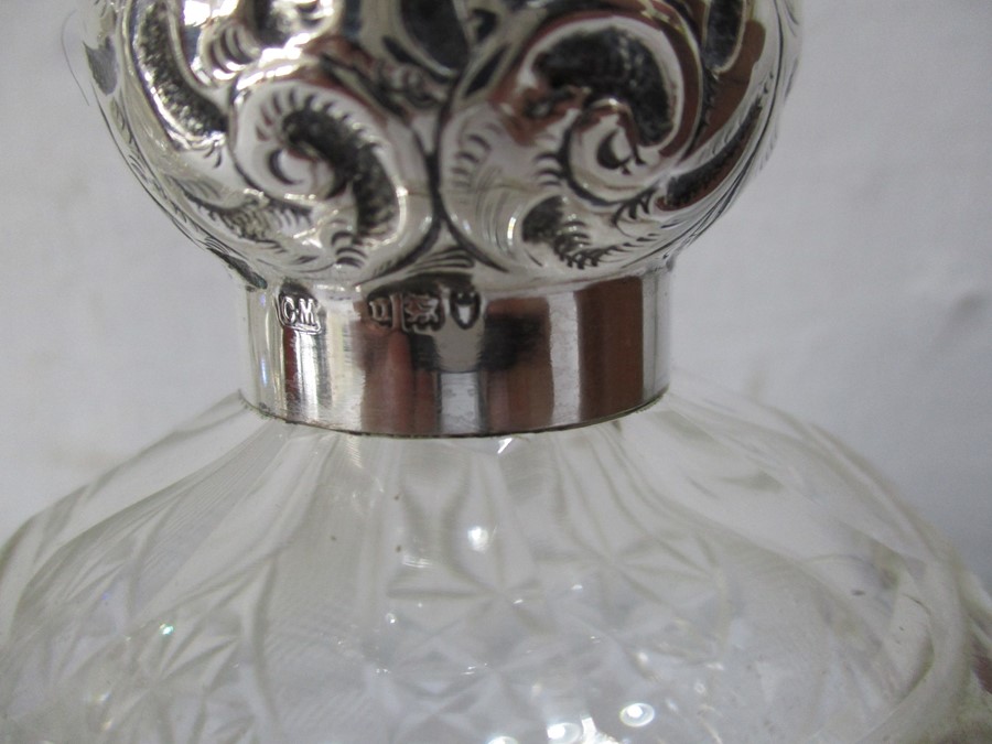 A silver topped scent bottle (London 1915) along with one other with silver collar (London 1919) - Image 2 of 6