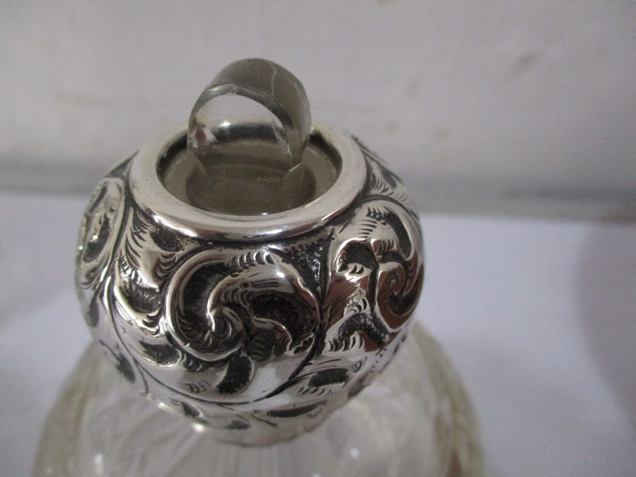 A silver topped scent bottle (London 1915) along with one other with silver collar (London 1919) - Image 3 of 6