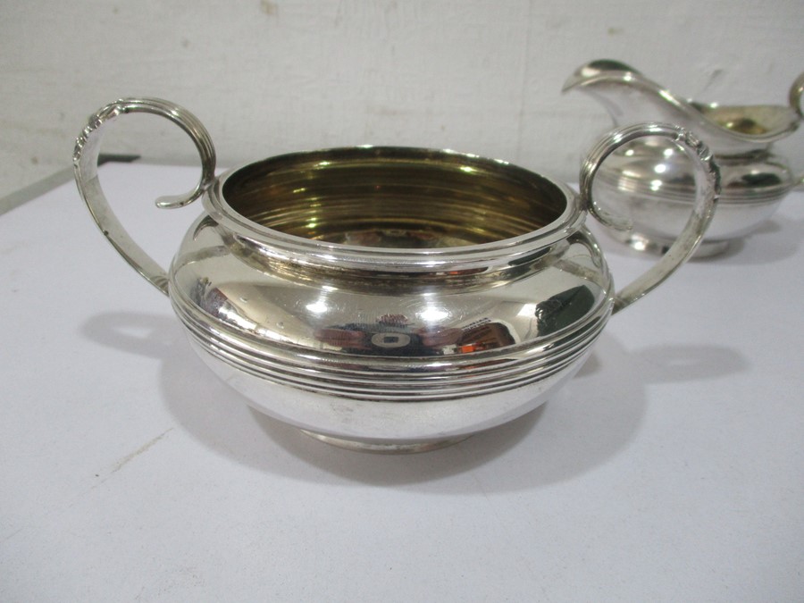 A hallmarked silver cream jug and sugar bowl, London 1895/1896, total weight 409g - Image 2 of 7