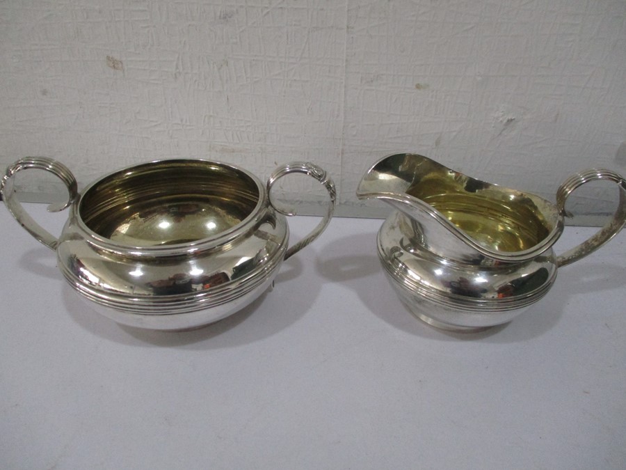 A hallmarked silver cream jug and sugar bowl, London 1895/1896, total weight 409g