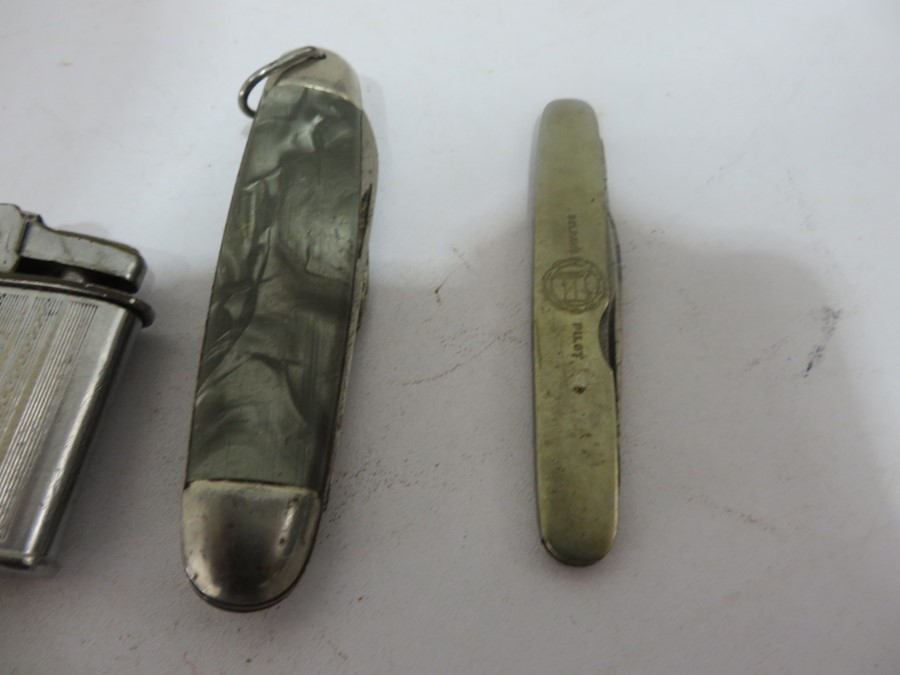 A collection of pen knives, lighters etc including a hallmarked silver penknife and 1945 penknife - Image 10 of 11